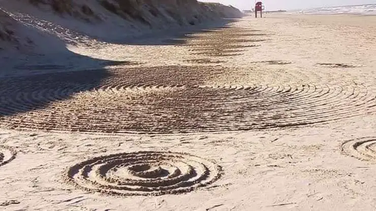 Círculos misteriosos aparecem na areia de uma praia brasileira após avistamentos de luzes misteriosas
