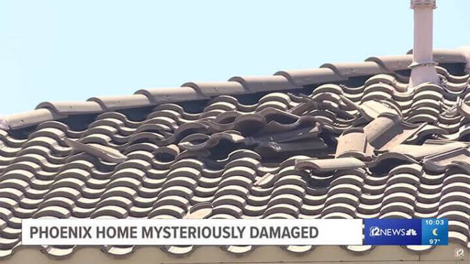 Il tetto della casa era parzialmente danneggiato (immagine ingrandita).