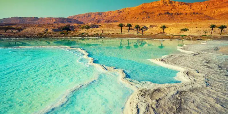 O Mar Morto fica numa localizado numa região desértica, ladeado por montanhas jordanianas a leste e as colinas de Jerusalém, a oeste, dando-lhe uma beleza quase de outro mundo.,