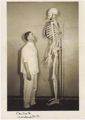 Este é o esqueleto de John Aasen (1890-1938) que foi empregado no circo como um gigante.