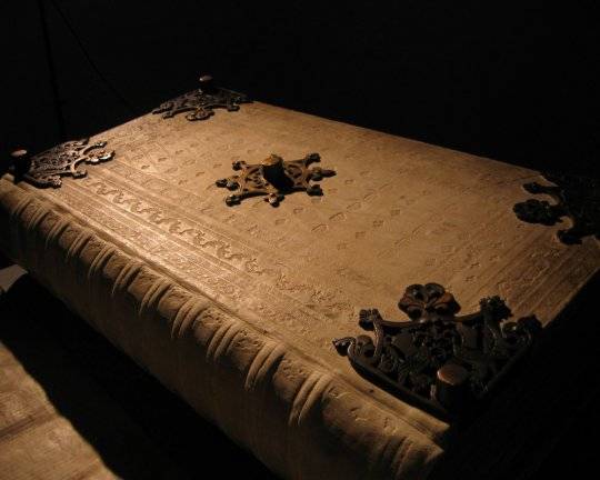 O Codex Gigas permaneceu até 1697 no castelo real em Estocolmo, quando o fogo quase fez ele desaparecer.