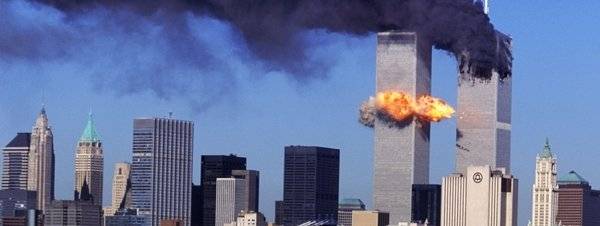 -Ataque terrorista de 11 de setembro às Torres Gêmeas do World Trade Center.