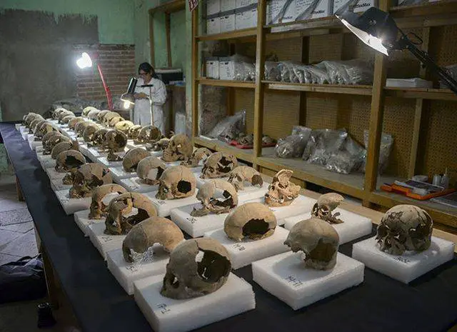 Arqueólogos do Instituto Nacional de Antropologia e História (INAH) coletaram cerca de 200 crânios da torre que flanqueia o tzompantli.