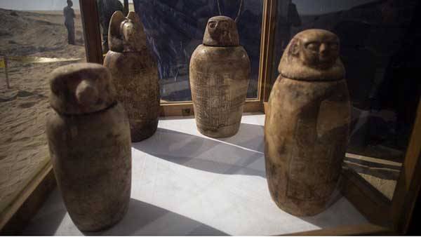 Quatro jarros bem conservados com tampas projetadas para se parecerem com os rostos dos quatro filhos do deus Hórus também foram encontrados.