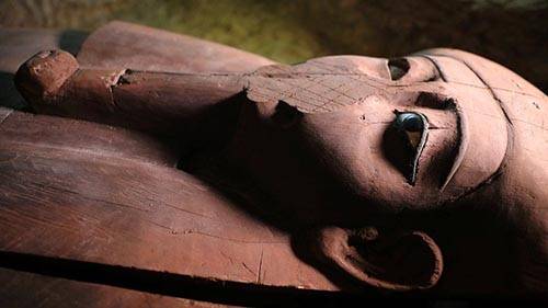Uma antiga necrópole contendo dezenas de caixões de pedra e um colar com uma mensagem da vida após a morte foi descoberta no Egito.