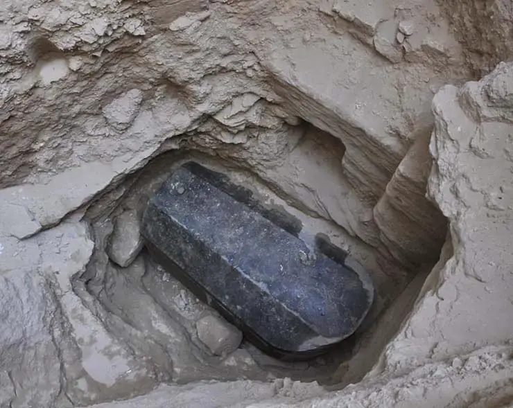 Arqueólogos egípcios descobriram um enorme sarcófago de granito preto em um escondido em Alexandria