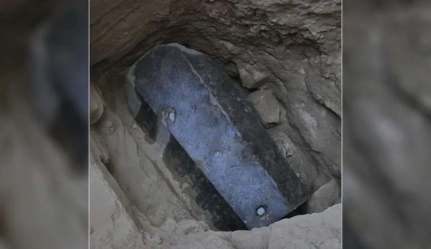 Inscrições Estranhas Encontradas no Misterioso Sarcófago Negro Gigante