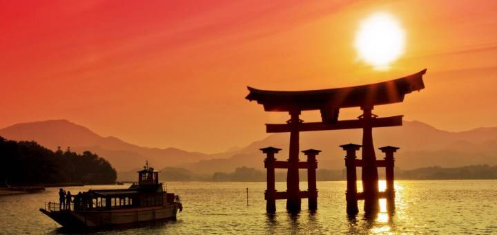 O nome Japão origina do chinês Ji-pen raiz do sol, uma vez que os antigos chineses acreditavam que o sol nascia nesse país