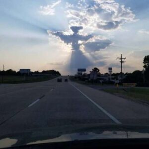 Um motorista fotografa uma figura angelical no céu do Texas