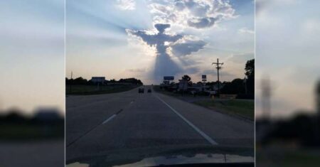 Um motorista fotografa uma figura angelical no céu do Texas