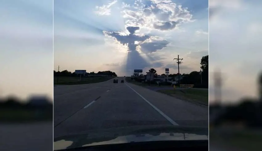 Um motorista fotografa uma figura angelical no céu do Texas