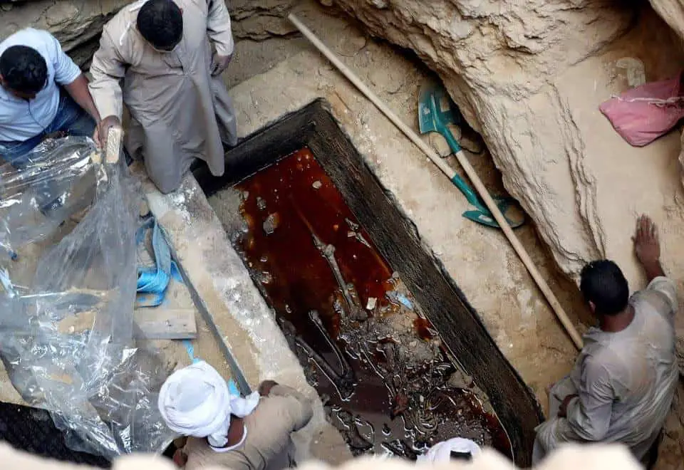 Os ossos foram analisadas e as imagens nelas adicionadas à mística e mistério do sarcófago