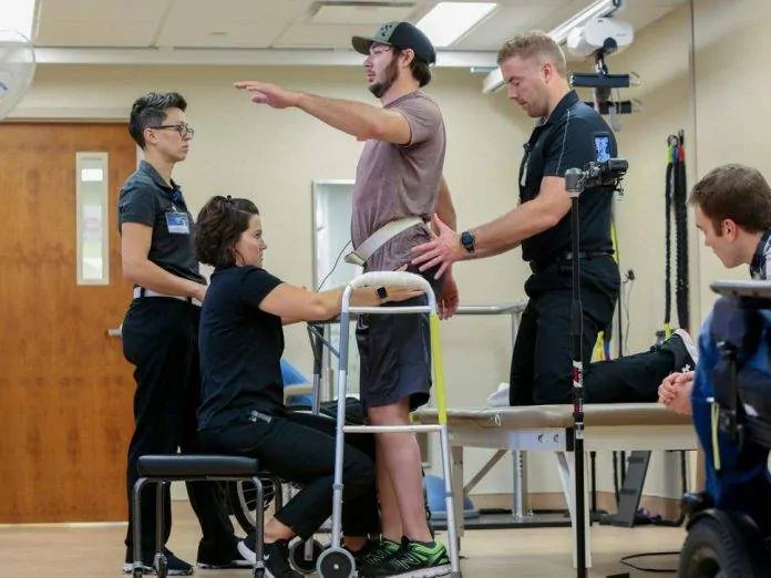 Homem paraplégico caminha novamente graças a uma técnica inovadora
