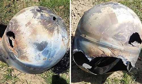 Fotografia do objeto metálico esférico caído em uma exploração agrícola em Califórnia, EUA
