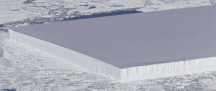 NASA publica a imagem de um misterioso iceberg perfeitamente retangular A NASA causou um terremoto nas redes sociais depois de postar uma imagem de um iceberg perfeitamente retangular na Antártida. É um enorme bloco de gelo, aparência bonita e retangular. Um objeto de perfeição quase geométrica que entra em um mar polar entre a irregularidade caótica do mundo de gelo e que evoca o monolito popular de "2001: uma odisseia espacial".