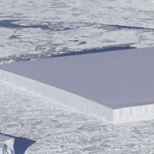 NASA publica a imagem de um misterioso iceberg perfeitamente retangular