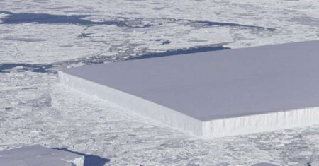 NASA publica a imagem de um misterioso iceberg perfeitamente retangular