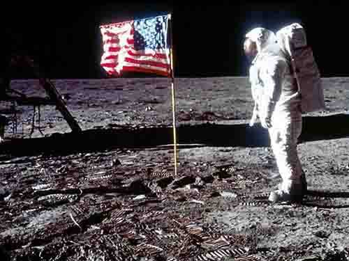 Há muitas evidências que mostram que a Apollo 11 não alcançou a superfície da Lua em 20 de julho de 1969, mas a mais notável é a da bandeira americana balançando na superfície lunar. Segundo os teóricos da conspiração, o movimento da bandeira mostra claramente a presença do vento, o que é impossível no espaço. A NASA explicou que Aldrin estava movendo o mastro para segurá-lo no chão da lua, o que causou o estranho movimento. Tem sido até sugerido que o diretor de cinema americano Stanley Kubrick poderia ter ajudado a NASA para perpetrar a fraude do primeiro pouso lunar desde seu filme de 1968 2001: Uma Odisséia no Espaço"