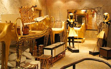 Na tumba de Tutankamon foram encontradas mais de cinco mil peças. Entre os objetos estavam jóias, objetos pessoais, ornamentos, vasos, esculturas, armas, etc