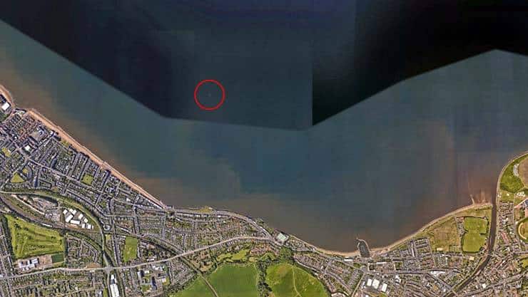  Robert Morton, 55 anos, ficou chocado ao ver o que parecia ser um avião de passageiros submerso sob o oceano perto de Edimburgo, na Escócia. O pai de três filhos, de Doncaster, no condado inglês de South Yorkshire, fez a misteriosa e perturbadora descoberta usando o Google Earth e não encontrou uma explicação lógica e racional. Eu estava olhando para o Google Earth na segunda-feira e, por acaso, encontrei a imagem da aeronave", disse Morton ao jornal britânico Daily Mirror.