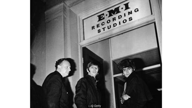Os Beatles entraram no Abbey Road Studios para começar a gravar em 30 de maio e deram os últimos retoques em 14 de outubro de 1968