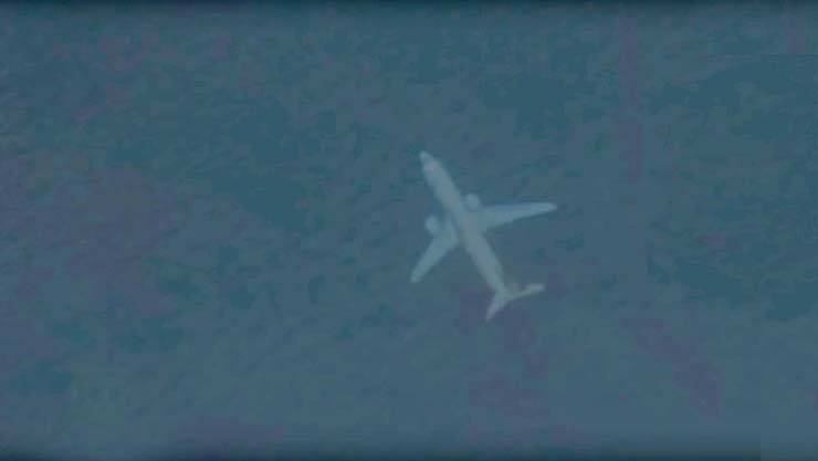 Na imagem você pode ver claramente um avião debaixo d'água a pouco mais de um quilômetro da costa escocesa.