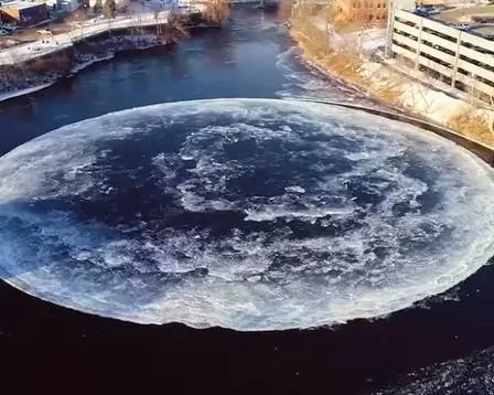 Um misterioso círculo de gelo aparece em um rio dos EUA