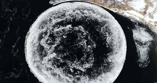 círculo no gelo Estados Unidos colheitas - Um misterioso círculo nas plantações de gelo aparece em um rio dos Estados Unidos