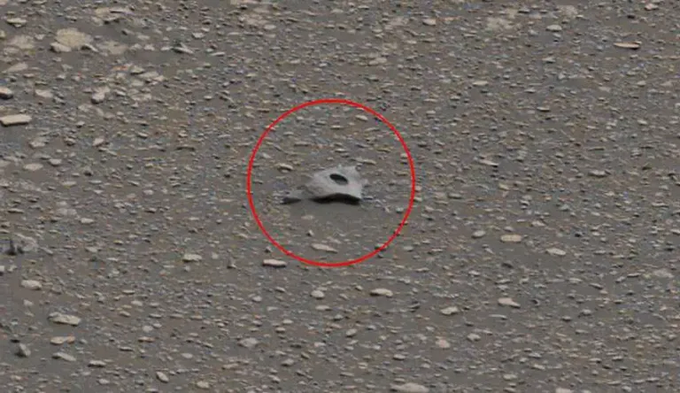 Folha de metal em Marte: Uma imagem da NASA mostra uma folha de metal com um círculo perfeito em Marte