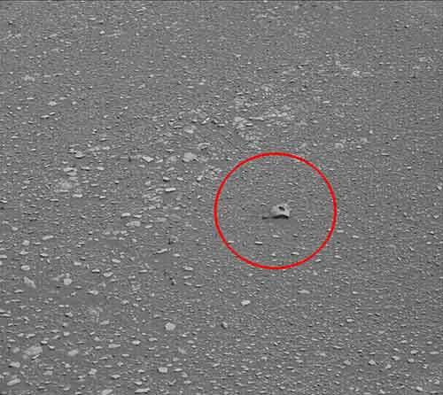 Uma imagem da NASA mostra uma folha de metal com um círculo perfeito em Marte