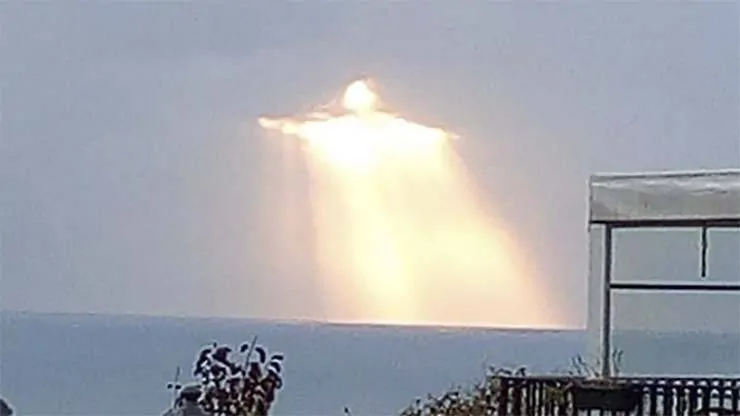 Uma imagem de Jesus aparece no céu sobre uma cidade italiana