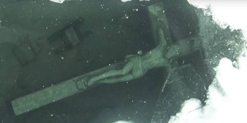 20 pés abaixo no Lago Michigan há uma misteriosa estátua de 12 metros de altura de Jesus Cristo