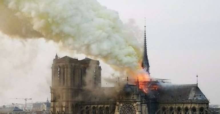 Incêndio atinge Catedral de Notre Dame em Paris