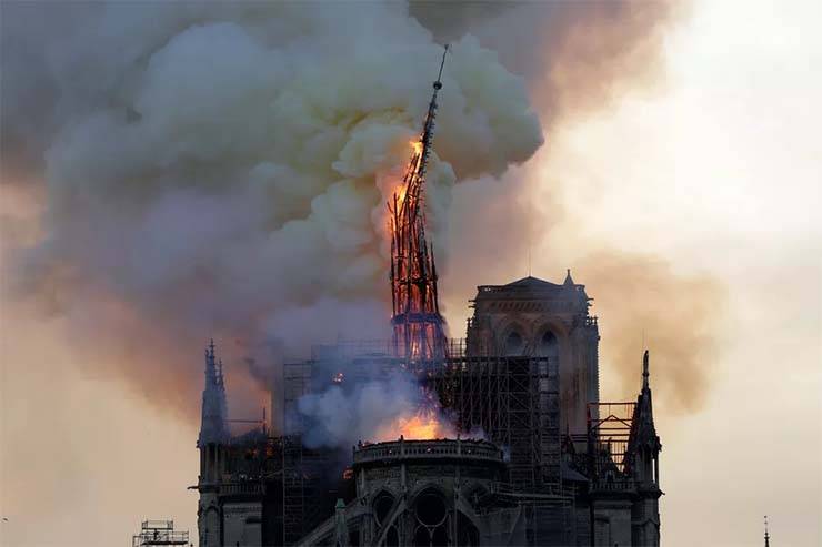 Um grande incêndio destrói a catedral de Notre Dame