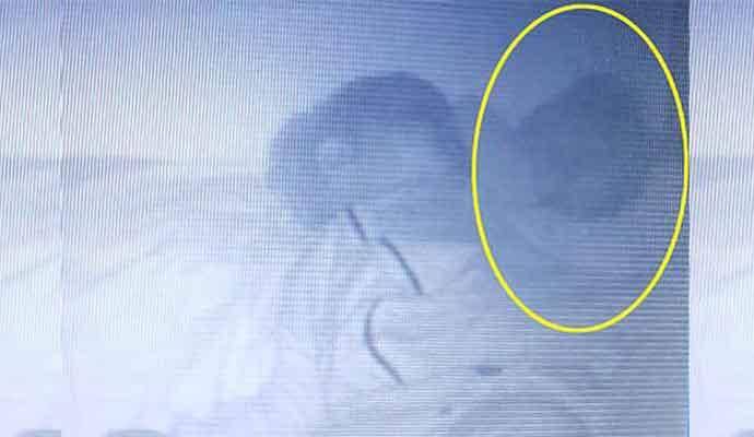 Uma mãe registra o fantasma da bisavó protegendo seu filho enquanto ela dorme