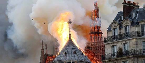 as profecias são cumpridas Um grande incêndio destrói a catedral de Notre Dame