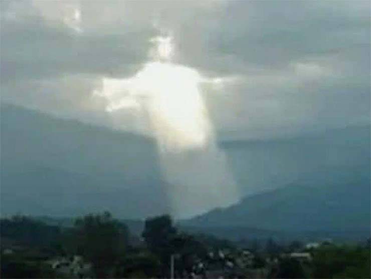 aparecimento de uma figura de Jesus no céu causa pânico na Argentina