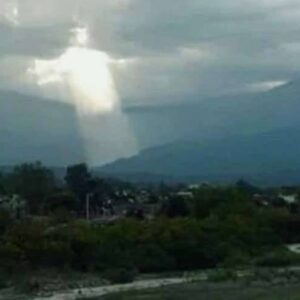 A aparição da imagem de Jesus Cristo com os braços estendidos no céu da Argentina