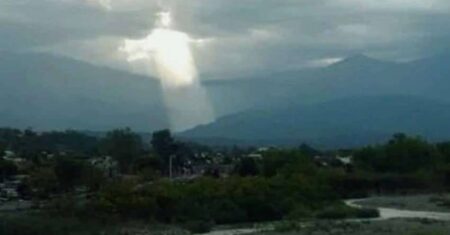 A aparição da imagem de Jesus Cristo com os braços estendidos no céu da Argentina