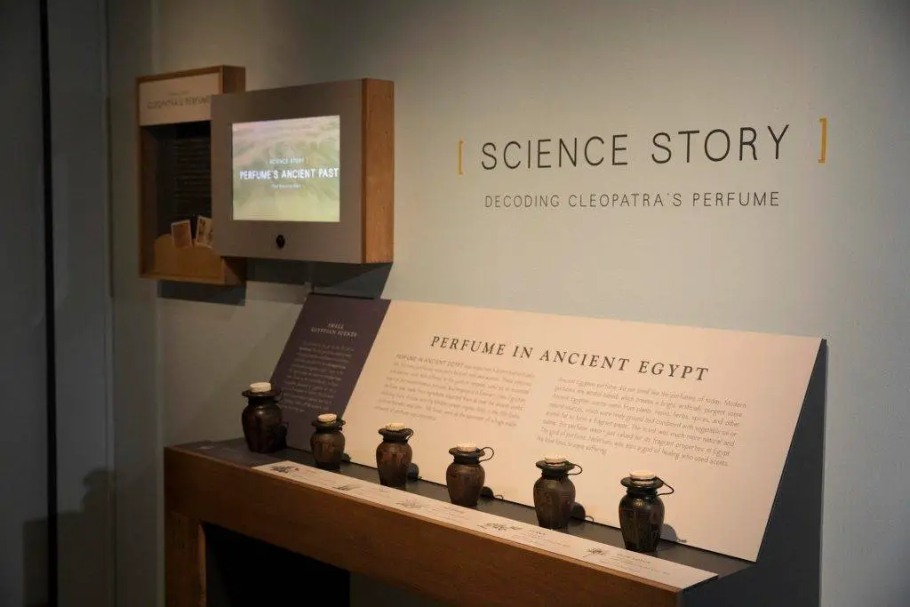 As garrafas do perfume recriado são exibidas em uma exposição no museu da National Geographic. Washington DC, Estados Unidos
