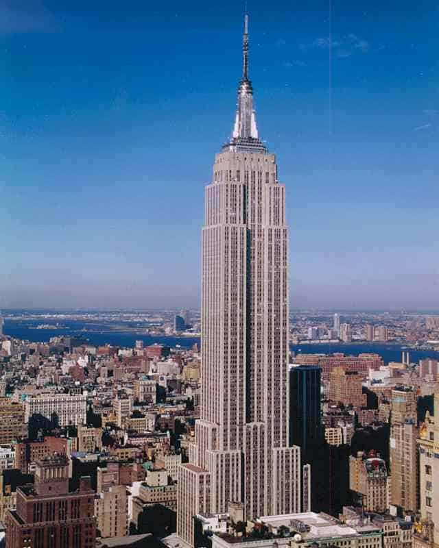 Empire State Building construído em 1931 na cidade de New York tem o comprimento 381 metros