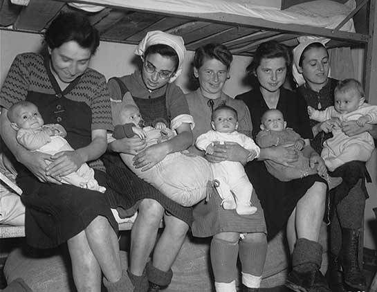 Mulheres judias posam com seus bebês depois da liberação do campo de Dachau (Alemanha), em 1945