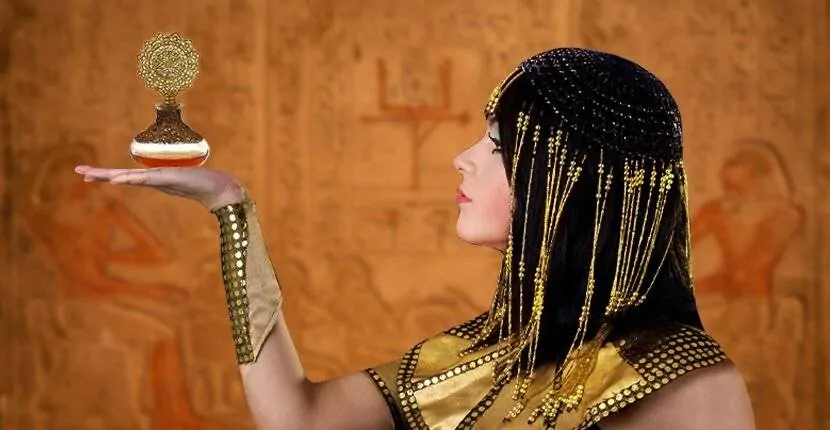 Arqueólogos recriam o antigo perfume egípcio usado por Cleópatra