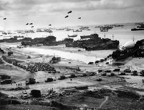 Desembarque de suprimentos na praia de Omaha depois de controlar a praia