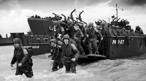 No dia 6 de junho de 1944, cerca de 5,4 mil soldados perderam a vida num dos episódios mais importantes da 2ª Guerra Mundial. Foi o início do ataque de exércitos aliados a tropas alemãs na Normandia, litoral norte francês. Cerca de 6.900 navios, 5.500 aviões e 160 mil soldados (incluindo 13 mil paraquedistas) dos EUA, Grã-Bretanha e Canadá cruzaram o Canal da Mancha, vindos da Inglaterra, para iniciar a operação Overlord, cujo objetivo era expulsar os nazistas do oeste europeu. A campanha durou quase 90 dias e custou a morte de 445 mil pessoas (entre soldados e civis) até a chegada dos aliados a Paris, em agosto. A derrota na França acuou os exércitos de Hitler e encaminhou o fim da guerra.