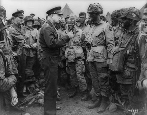 General Eisenhower conversando com soldados da 101ª Divisão Aerotransportada