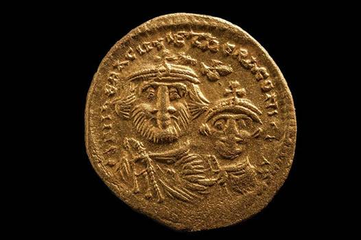 Isso inclui moedas das épocas ptolomaica e bizantina, além de anéis e brincos da época ptolomaica