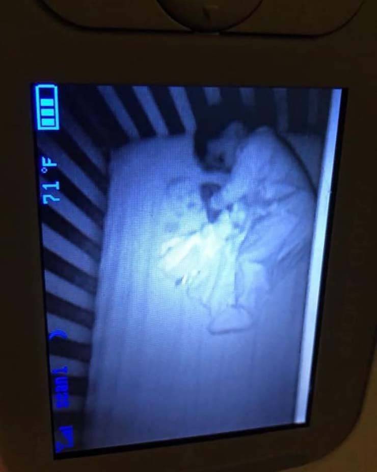 Uma mãe apavorada vê um bebê fantasma dormindo ao lado do filho no berço