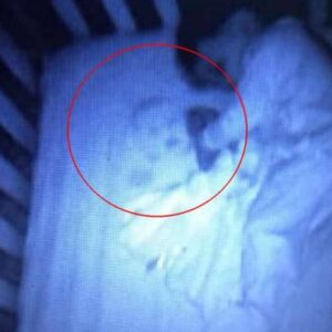 Mãe vê bebê fantasma dormindo ao lado do filho