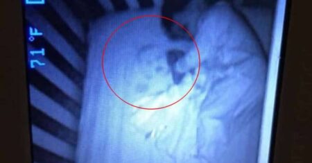 Mãe vê bebê fantasma dormindo ao lado do filho